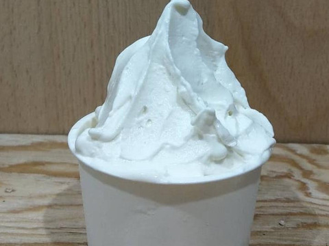 全て北海道産！　２種類の羊乳ジェラート（計４個）、羊肉ベーコン１５０ｇとロース、肩ロース羊肉（計３００ｇ）