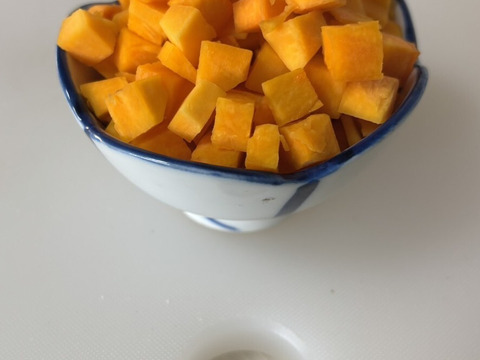【スープカボチャ】ポアロ　皮無生カット1cm角（冷凍パック）2kg（1kg×2パック）