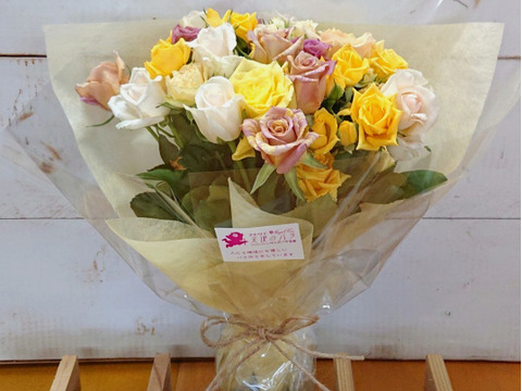 【敬老の日ギフト】バラだけの贅沢な花束！(20～25本)天使のバラ🄬色とりどりのミニ丈ブーケ
