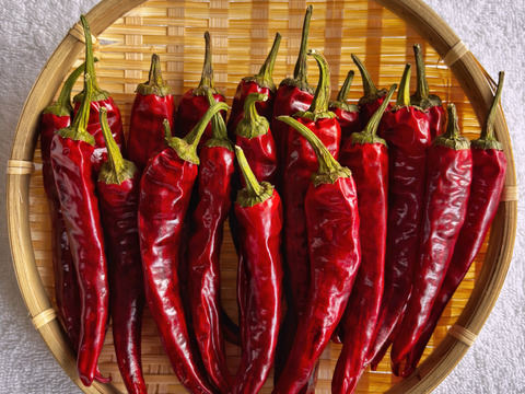 【自然力で育てる生産方法】
岩手伝統野菜の南部大長南蛮🌶️採れたて野菜を乾燥させました。【風味】【甘味】【辛味】の三拍子を備えた唐辛子で冬の時期には欠かせない【身体を温める効果】がありオススメです！