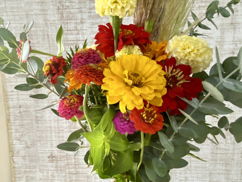 【もりもりお任せカラフルブーケ】クール便、人気ありパンパスグラスを添えたブーケ。産地直送