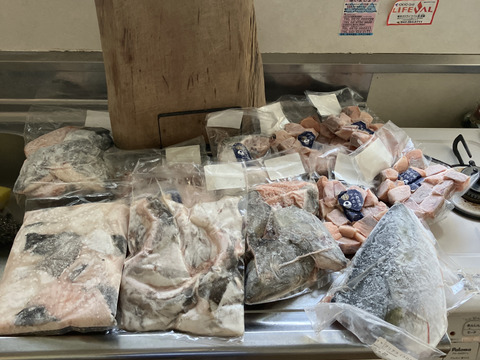 【80サイズに入るだけ！】山盛り！色々な魚のアラとカマハラス詰合せ/3D冷凍