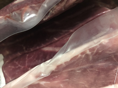 自然の中で飼育された、大月のびのび放牧豚の切り落とし肉 約1.5kg以上　(約300g×5パック)