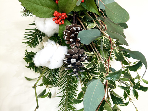 【クリスマス用スワッグ】飾るだけでお部屋が一気に“クリスマス仕様”に。綿花のふんわり感と、松ぼっくり・赤い実のアクセントが温かみのある冬を演出します。届いたら吊るすだけ。