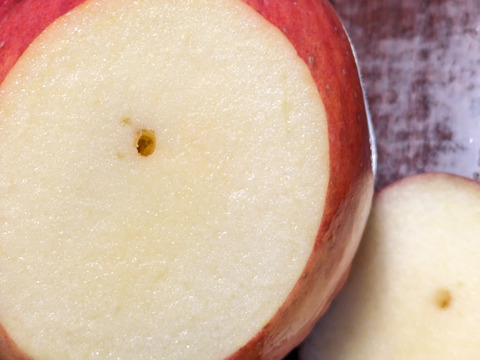 りんご　ふじ　約６８％　農薬カット　２０個くらい　中、小玉　キズ等、黒点、虫食い混じり有り