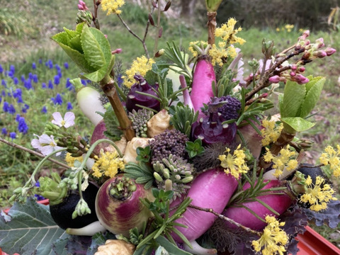 【期間限定】【春ギフト】花と野菜をミックスした ブーケ かごタイプ【カラフルなミニ野菜】【お誕生日】【開店祝い】【周年祝い】【お供え】
