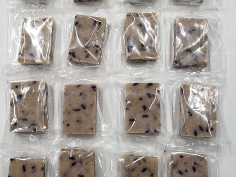 【わけあり送料込み　メール便】古代米入り玄米角餅　凹み有、厚さ不揃い、でも１６個スーパーお得セット