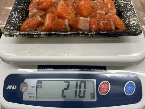 【父の日ギフト】ごろっと輝サーモンユッケ　真空-60冷凍200g入
