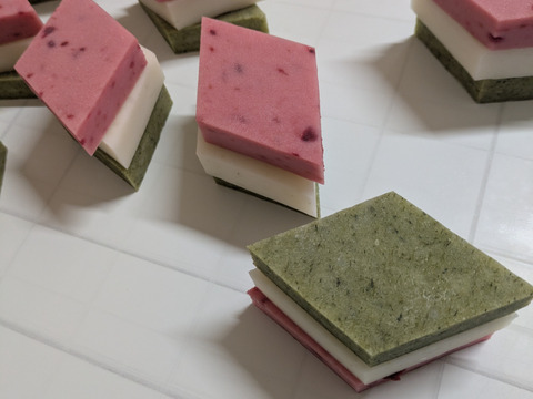 桃の節句限定　畑の天然色の菱餅