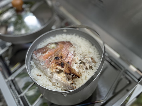 【キャンプにおススメ！】 捌いてお届けするから調理も楽ちん♪皮付き真鯛を豪快に炙って旨味を味わう！〈３枚おろし皮あり〉