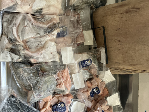 【80サイズに入るだけ！】山盛り！色々な魚のアラとカマハラス詰合せ/3D冷凍