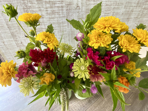 クール便、人気あり【仏花１対】故人を偲ぶ、やさしい彩りのブーケを花農家直送にてお届け！夏に強い花（田舎の風景）シリーズ！プレゼントOK!