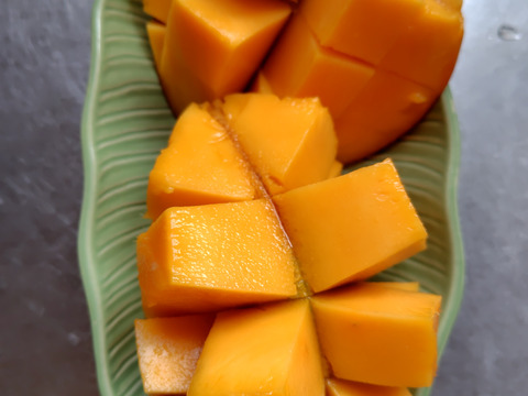 国産アップルマンゴー　家庭用　
3玉から5玉