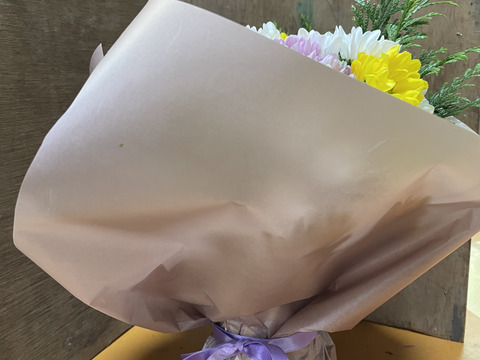 【贈り物に】そのまま飾れるお供えスタンドマムブーケ！（ニオイヒバ入り）