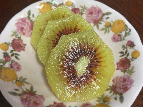 最終です【希少品種　紅妃 】とても甘〜い！赤いキウイフルーツ
【1.5キロ】