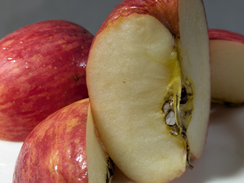 りんご　サンふじ　約６８％農薬カット　20-23個　約6キロ　小玉多め　天然冷蔵庫で冬越したもの。シワシワ有りで、かなり鮮度落ちてます。