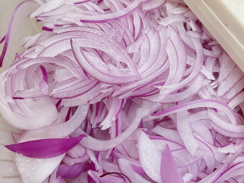 サラダに最高！赤玉ねぎ【農薬不使用  赤玉ねぎ】2kg 兵庫県丹波産 米農家のこだわり有機肥料使用！化学肥料不使用 大きさいろいろ◎発送時間指定可◎薄皮がパラパラ落ちない！