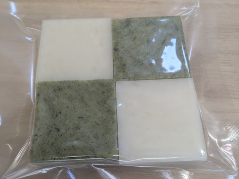 ヨモギ餅　　ヨモギと白の、食べ比べ