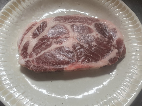 『ジューシー冷蔵商品！！』冷凍品よりお買い得価格！！ローストポークやブルドポークなどの煮込み料理にブロック肉！　肩ロース　（1,2kg）※冷蔵品※