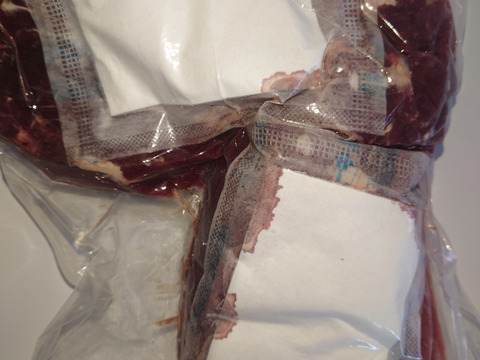 エゾシカのソトモモブロック（イチボ付き）1580g
ステーキや焼き肉に！