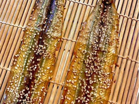 とくだいサヨリ 日間賀島産 刺身OK 塩焼き・フライ用 1kg ゴールデンウイーク大漁特価100-125g個体※8-10匹
もっとでかいのも入れるかも!