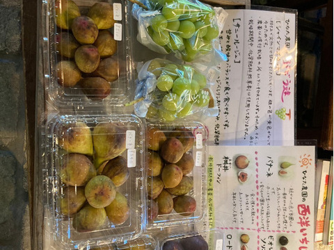 （限定30セット）樹上完熟黄金シャインマスカット(種有り)　約７００ｇ　（2〜3房入）【栽培期間中農薬・化学肥料不使用】