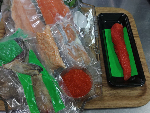 山口養魚場詰め合わせ６点セット (サーモンフィレ 2枚 フレーク 100g 1袋 筋子 塩漬け 150g 1パック ニジマス 卵 醤油漬け 100g 1パック 頭ハラスの燻製 2パック 棒寿司1本)