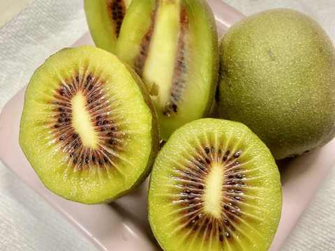 最終です【希少品種　紅妃 】とても甘〜い！赤いキウイフルーツ
【1.5キロ】