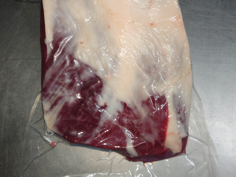 当歳鹿（エゾシカの1歳未満）の外モモブロック１点！
480g（シキンボ付き）