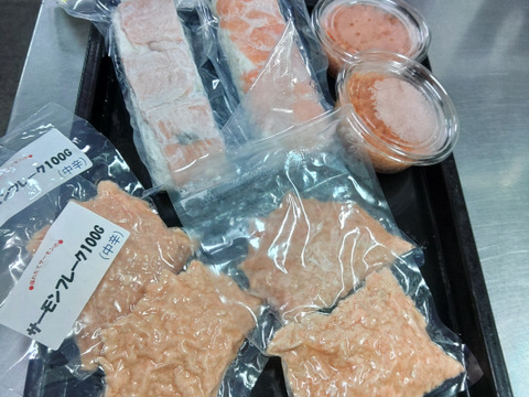 焼きサーモン 棒寿司と 酢じめ サーモン 棒寿司 2本セット サーモンフレーク 甘塩 2袋 中辛 2袋 ニジマス 卵 醤油漬け 100g 入れ 2パック のセット商品です