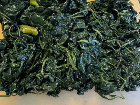 農家自慢の葉唐辛子　摘みたて茎なし　たっぷりお入れして３００g とサービス季節のお野菜と共にお届け致します。