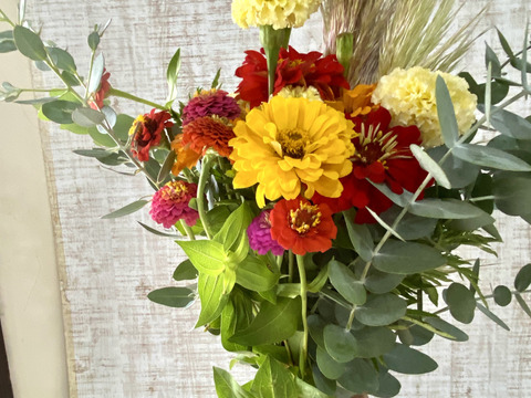 【もりもりお任せカラフルブーケ】クール便、人気ありパンパスグラスを添えたブーケ。産地直送