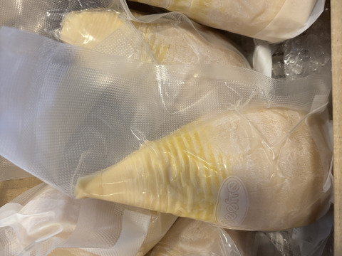 タケノコ水煮　１ｋｇ　　
朝堀のタケノコを新鮮なうちにあく抜きし真空パックしてます
クール便対応で新鮮なままお届けいたします。
「送料変わらず」まとめ買いがお得です。