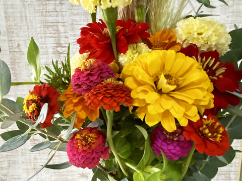 【もりもりお任せカラフルブーケ】クール便、人気ありパンパスグラスを添えたブーケ。産地直送