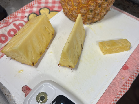 【早い物勝ち】小ぶり樹上完熟ゴールドバレル(一冠、多冠混合)2〜3玉🍍🍍🍍(2kg〜)
