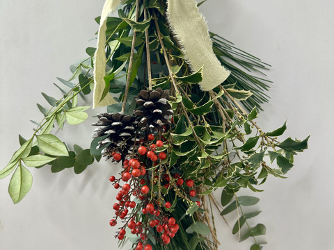 【クリスマス&正月用スワッグ】クリスマスからお正月まで長く楽しめる“和モダンスワッグ”季節をつなぐナチュラルスワッグ。縁起の良い素材が運気を整え、家に幸せを呼び込みます。後は吊るすだけ！