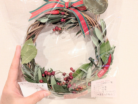 ハーブのクリスマスリース🌿 自然素材のクリスマスリース🎄ローリエ（月桂樹）ラベンダー、オリーブ、ローズヒップ、赤唐辛子、等🌿ハーブ🌿金属プラスチック系素材不使用☆自然栽培☆直径約18〜20cm