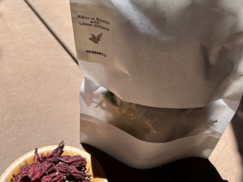 【夏はアイスティー】濃厚で香り高い！ハーブティーリーフ36g（農薬化学肥料不使用）ハイビスカスローゼル＆レモンバーベナ