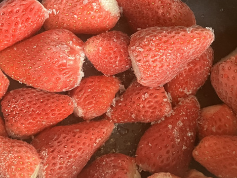 冷凍いちご１Kg（500g×2袋）石垣いちごをヘタを取って冷凍にしました