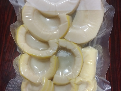 お買い得【カット品】
タケノコ水煮　１ｋｇ　　
朝堀のタケノコを新鮮なうちにあく抜きし真空パックしてます
クール便対応で新鮮なままお届けいたします。
真空パックに入らないのでカットして入れてます。