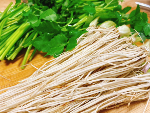 根っこが主役！湯沢市産『三関せり』家庭用1kg 年末年始予約専用！