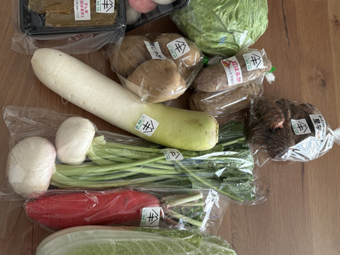 【福袋】年末年始のおもてなしに。
欲張りたっぷり３０００円コース
農家人ではなく「お客様」が選ぶ旬野菜のおまかせセット。
今回の福袋企画には「干し芋」が付いております。
不要な方はその旨記載ください