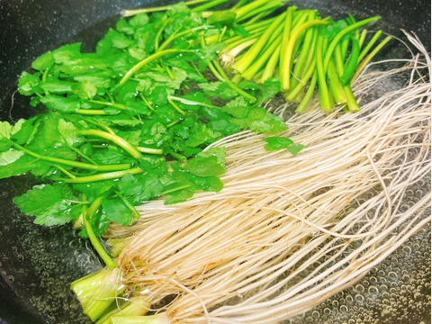 根っこが主役！湯沢市産『三関せり』家庭用1kg 年末年始予約専用！