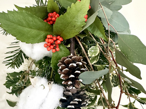 【クリスマス用スワッグ】飾るだけでお部屋が一気に“クリスマス仕様”に。綿花のふんわり感と、松ぼっくり・赤い実のアクセントが温かみのある冬を演出します。届いたら吊るすだけ。