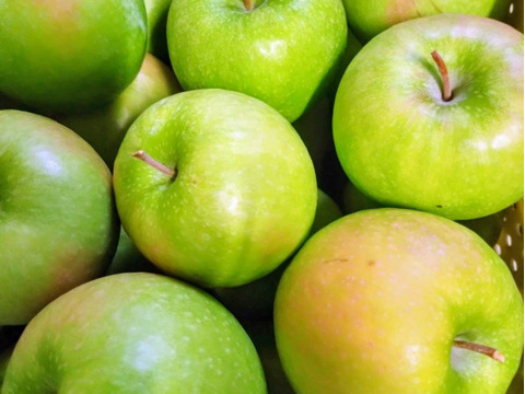 「グラニースミス」約3kg 疲れた身体にこの酸味が癖になりますよ。お菓子作りにも最適品種です。お試し下さいませ。