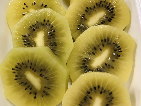 旬のキウイ2品種大玉2.0kg(20~25個)🥝【希少品種レインボーレッド・大人気イエロージョイ】農薬不使用✨️どちらも甘くてとってもジューシー‼️B品のおまけ付き😋