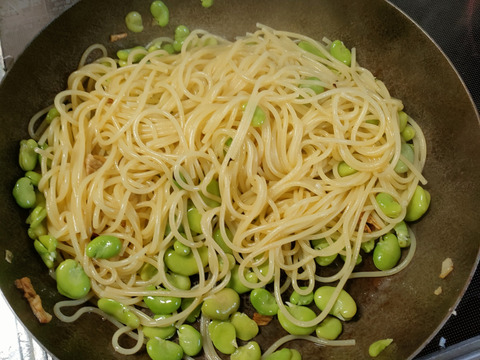 この時期だけ【春の味覚　第2弾　グリーンピース】　１キロ　鮮度が命の豆🫛を収穫当日に発送　冷凍とは違う生グリーンピース　今しか味わえない莢入りをお楽しみ下さい！！
