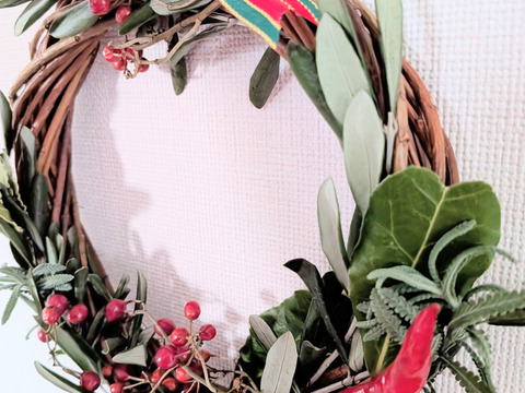 ハーブのクリスマスリース🌿 自然素材のクリスマスリース🎄ローリエ（月桂樹）ラベンダー、オリーブ、ローズヒップ、赤唐辛子、等🌿ハーブ🌿金属プラスチック系素材不使用☆自然栽培☆直径約18〜20cm