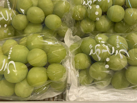 必ずお知らせをご覧頂きご購入お願い致します。家庭用、訳ありシャインマスカット2㎏（4~5房）サイズや表面に少しキズのある訳ありシャインマスカットです。