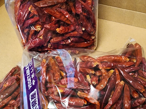 農家自慢の香り豊かな栃木県産　乾燥赤唐辛子 新物  150g以上 お入れしてお送りします。約300本以上入ります。